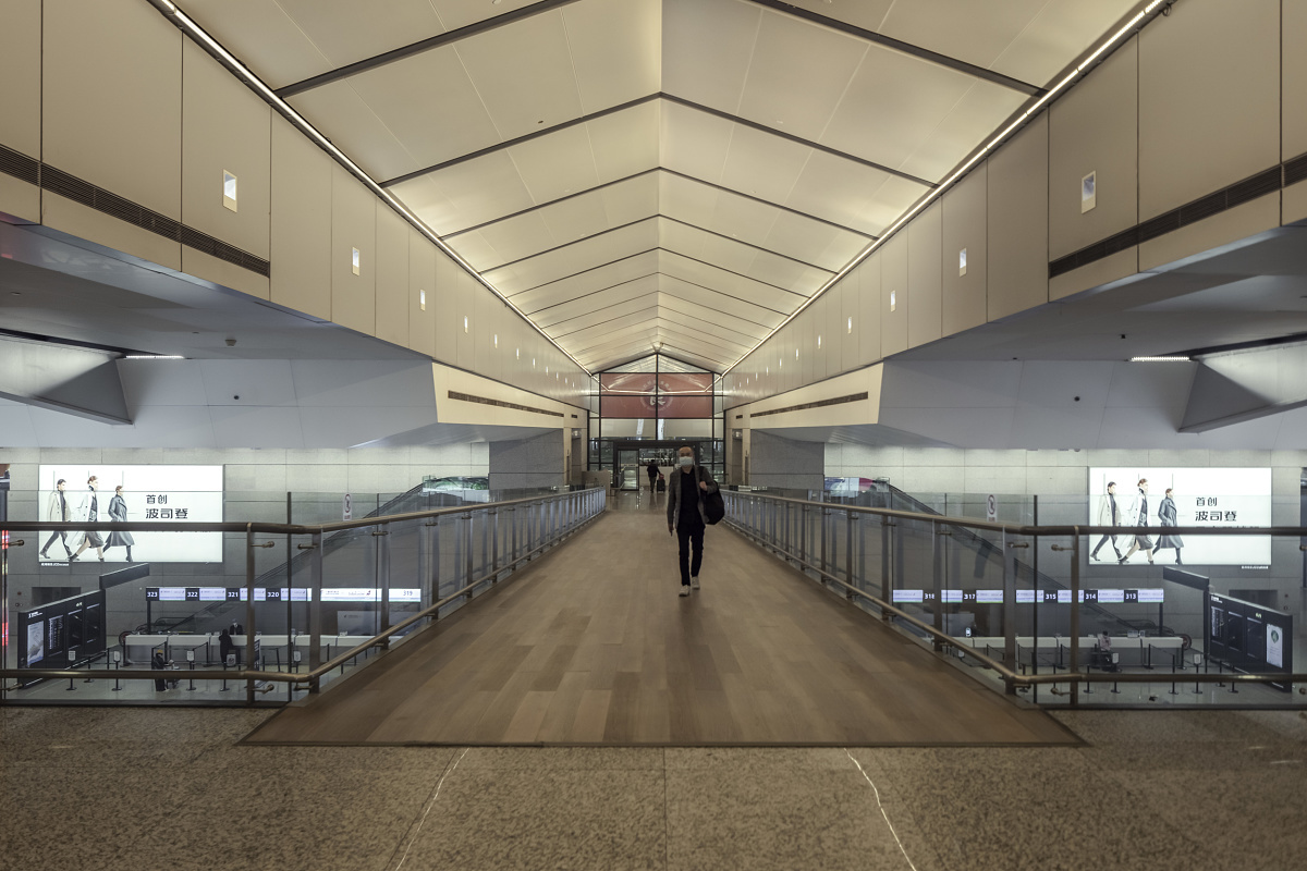 Shanghai Hongqiao Airports ERCO lighting creates a welcoming atmosphere.