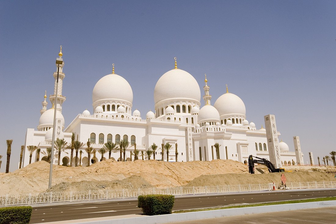 Sheikh Zayed Mosque in Abu Dhabi, a superlative building featuring ERCO lighting.