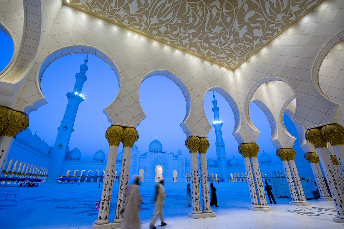 Sheikh Zayed Mosque in Abu Dhabi, illuminated with ERCO lighting tools for vertical illumination.