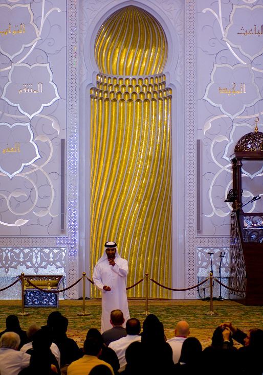 Sheikh Zayed Mosque in Abu Dhabi, showcasing ERCO lighting for sacral buildings.