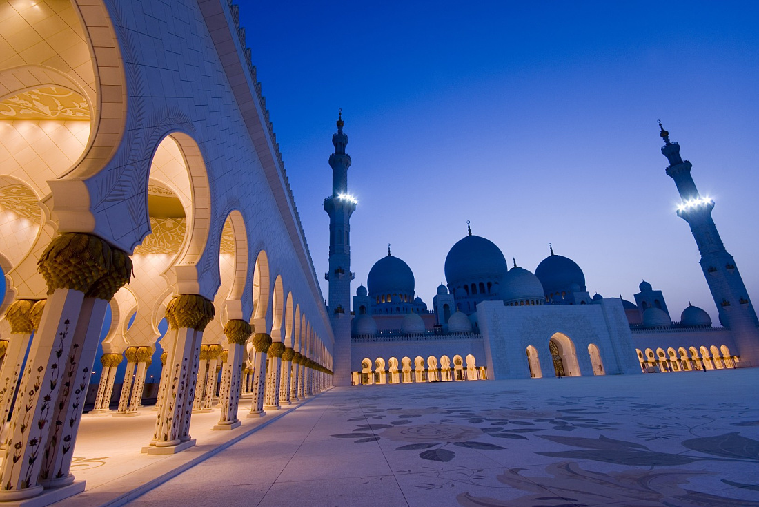 Sheikh Zayed Mosque in Abu Dhabi illuminated at dusk with ERCO lighting.