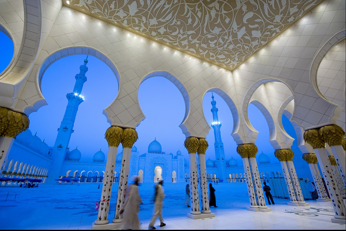 Sheikh Zayed Mosque in Abu Dhabi, illuminated with ERCO lighting tools for vertical illumination.