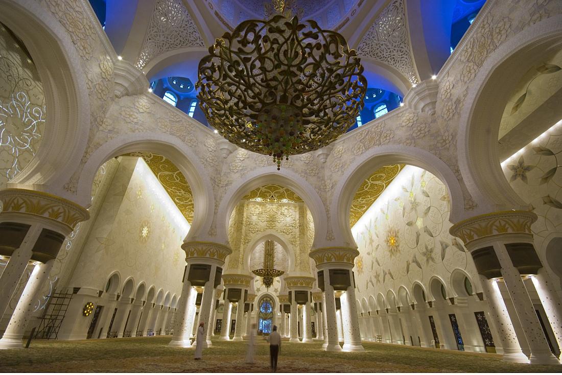 Interior of Sheikh Zayed Mosque featuring decorative ERCO lighting.