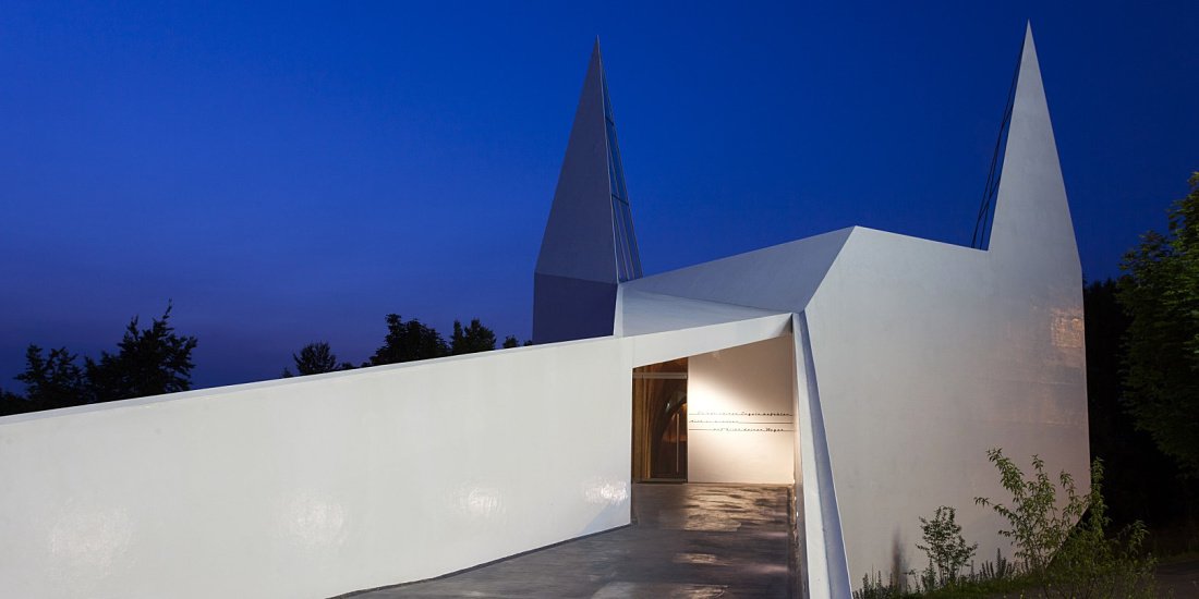 Siegerland Motorway Church, Wilnsdorf: Bright, polygonal facade for contemplation.