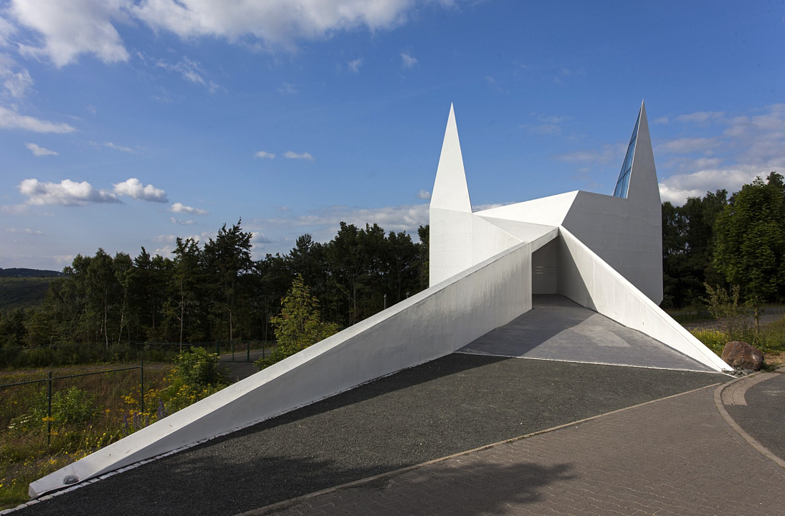 Siegerland Motorway Church, Wilnsdorf: Bright, polygonal facade for contemplation.