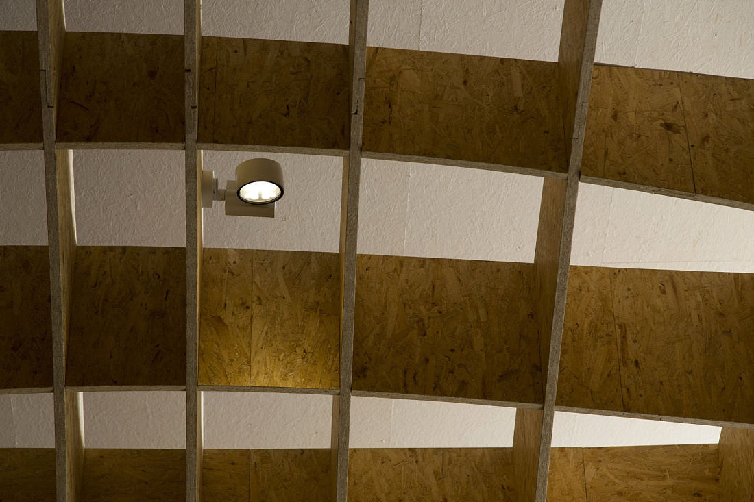 ERCO Optec spotlight illuminating wooden structure in Siegerland Motorway Church, Wilnsdorf.