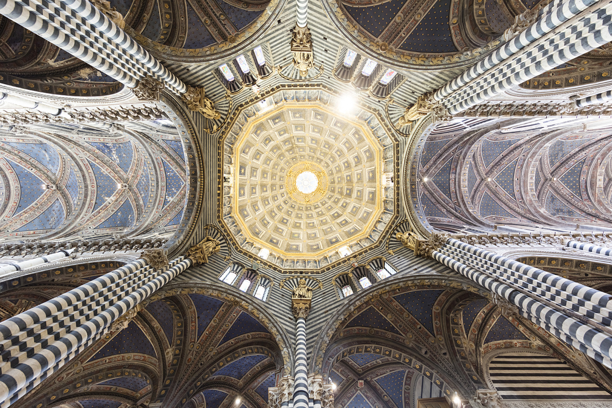 Siena Cathedral's dome illuminated by ERCO spotlights, creating a contemplative atmosphere.