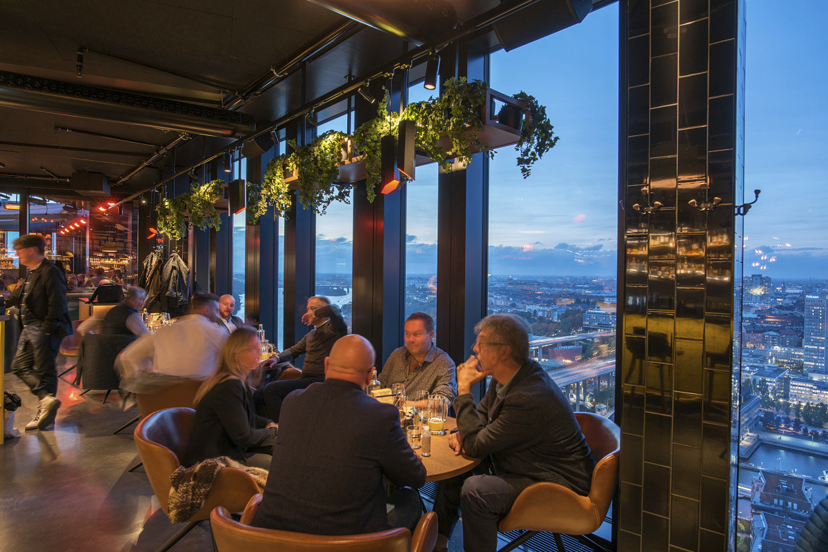 ERCO LED lighting in Stockholms Skybar Sjöstaden, featuring Eclipse InTrack spotlights for accent lighting.