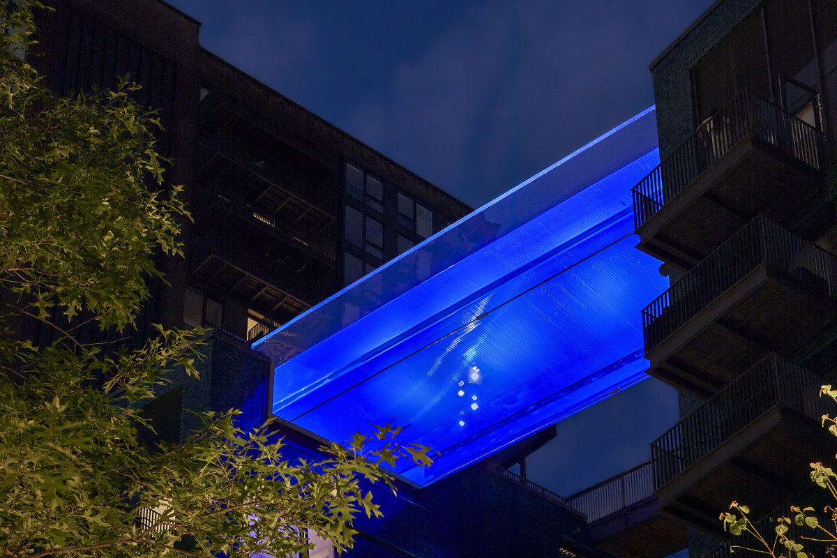 The Sky Pool in London, illuminated by blue ERCO Kona projectors, creates a summery feeling at a lofty height.