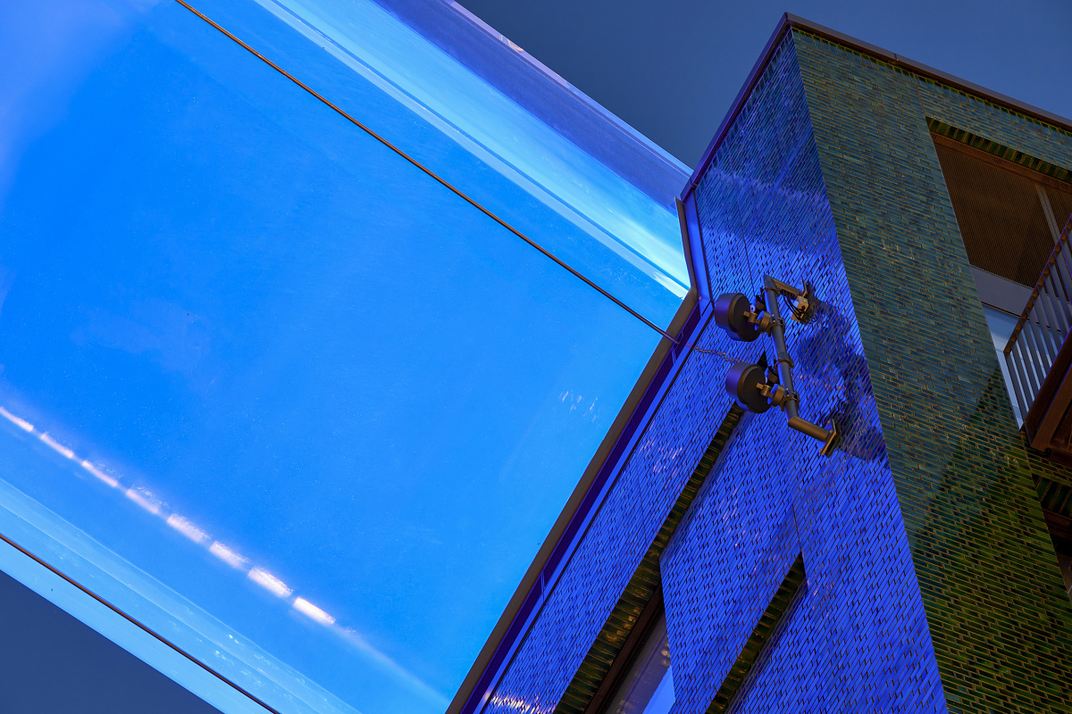 Kona projectors illuminate Londons Sky Pool with blue LED lighting.