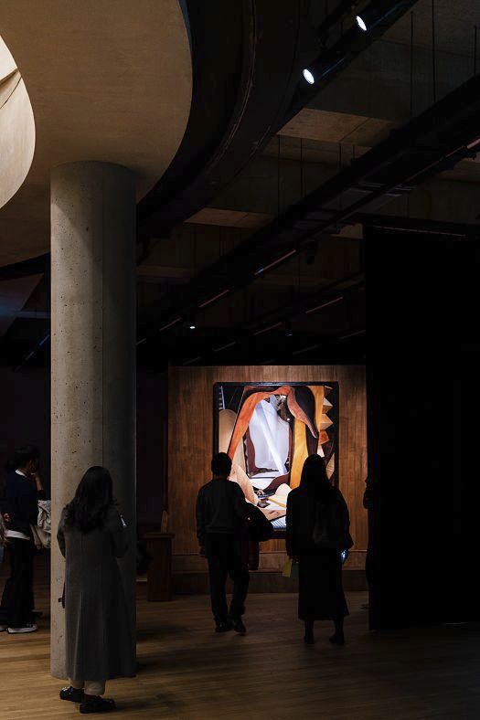 ERCO Eclipse spotlights illuminate art at the SongEun Art Foundation, Seoul.