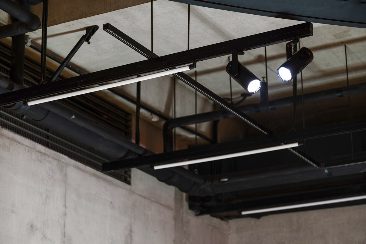 ERCO Eclipse InTrack spotlights at SongEun Art & Cultural Foundation, Seoul. Flexible museum lighting.