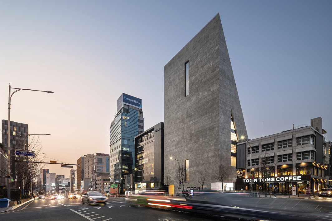 SongEun Art & Cultural Foundation in Seoul, featuring modern architecture and ERCO lighting.