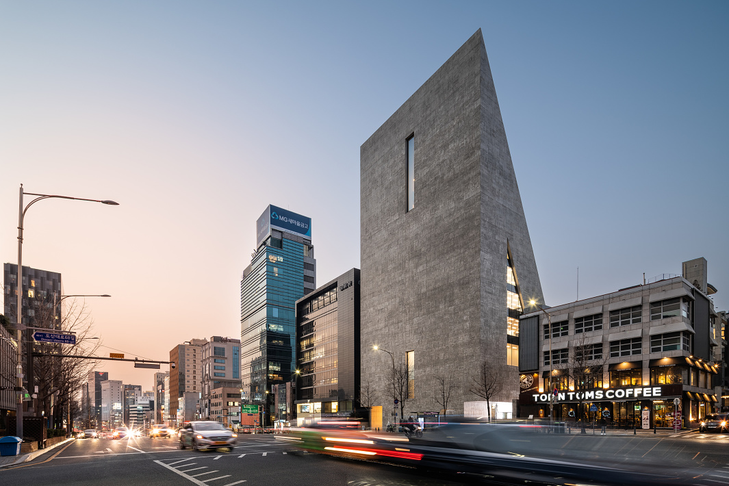 SongEun Art & Cultural Foundation in Seoul, featuring modern architecture and ERCO lighting.