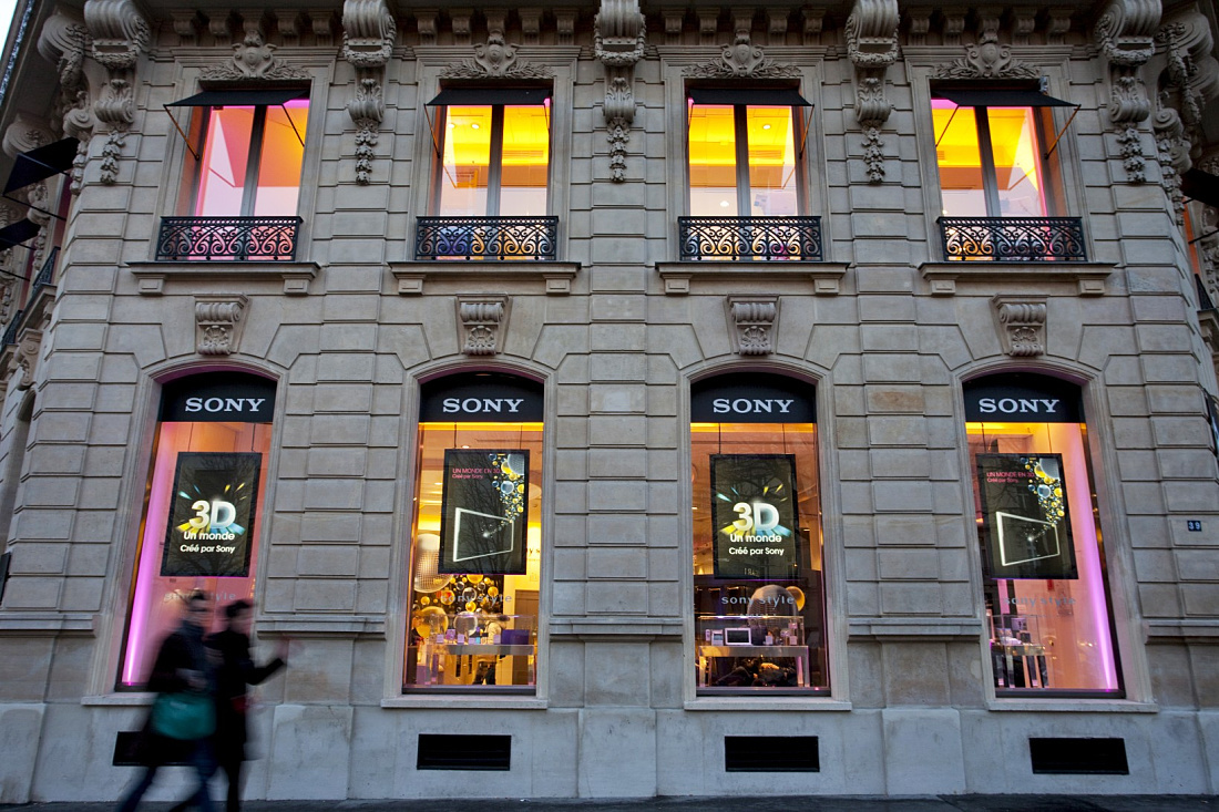Sony Store facade with Focalflood LED lighting, Paris.