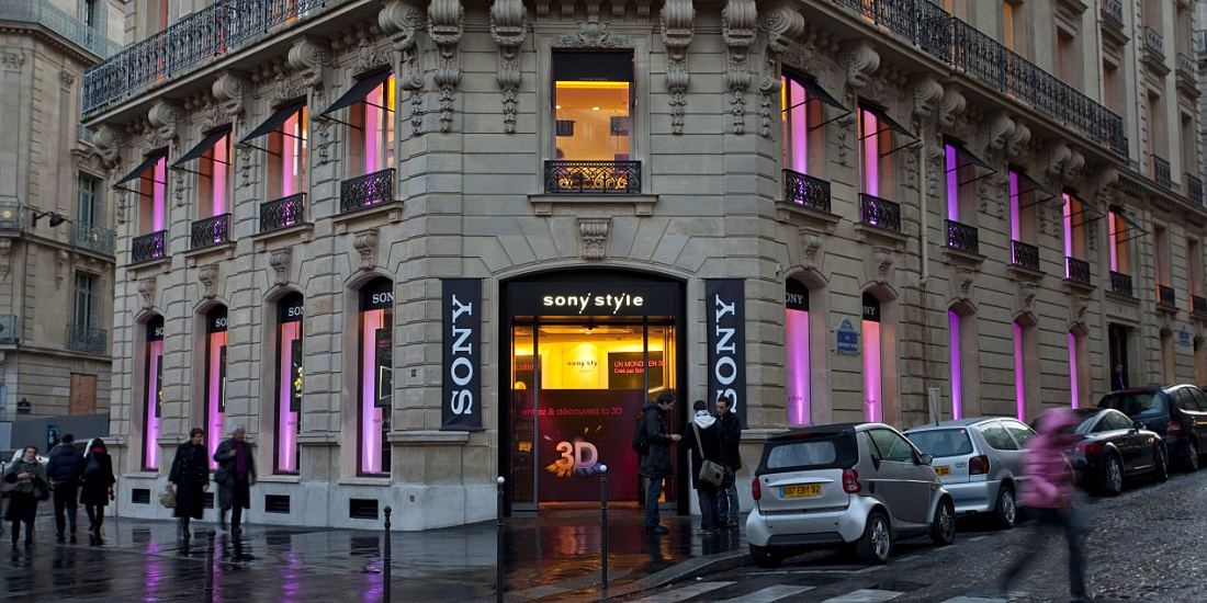 Sony Style Flagship Store facade illuminated with Focalflood varychrome LED lighting.