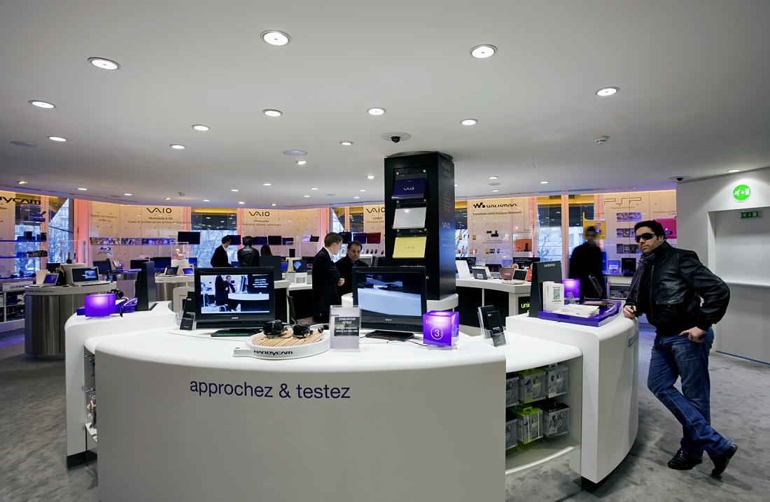 Sony Style Flagship Store in Paris, illuminated by ERCO lighting, complementing the tech providers image.