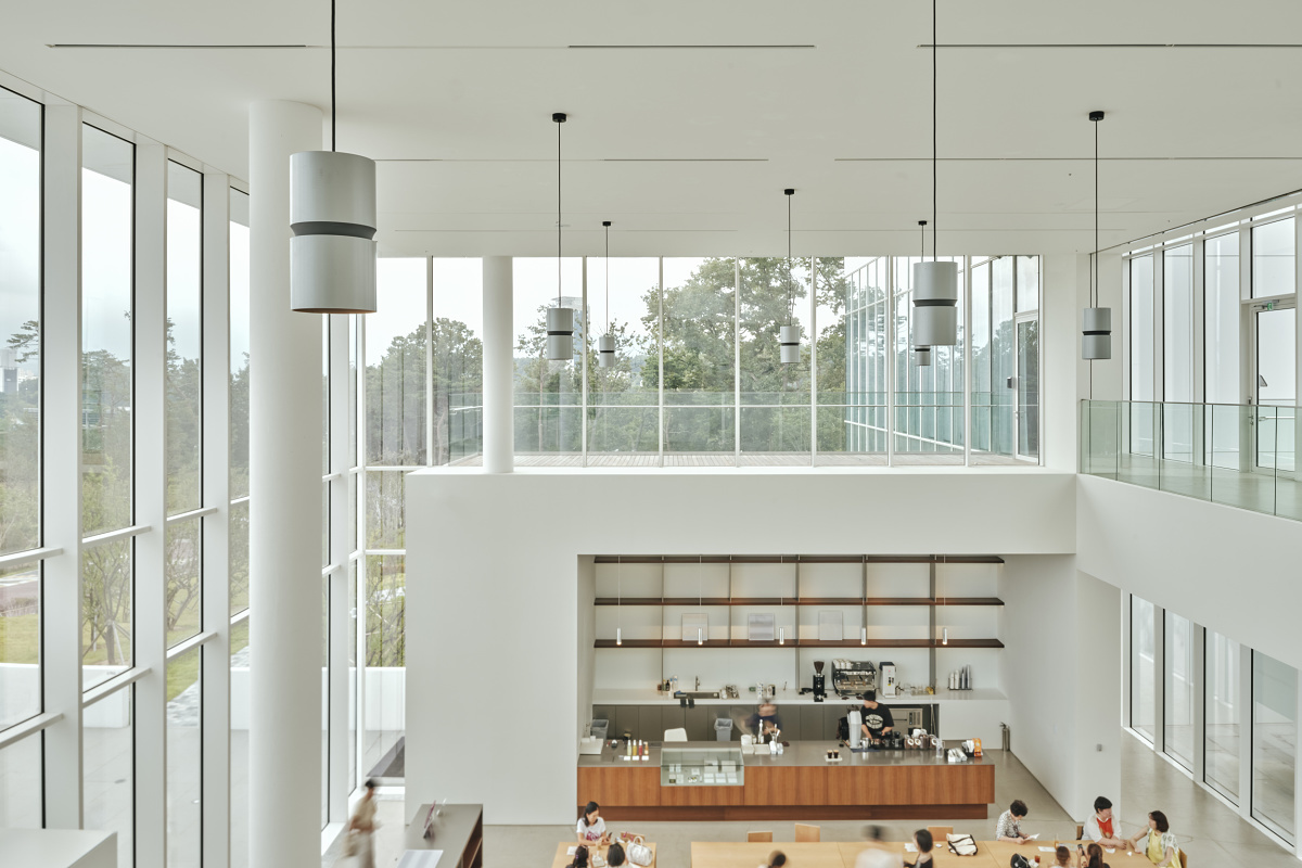 ERCO Atrium pendants in Sorol Art Museum cafe, Gangneung, providing general lighting and a welcoming atmosphere.
