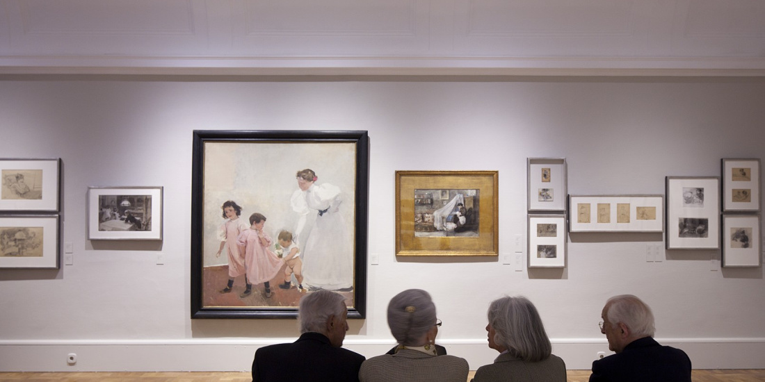 Visitors viewing paintings at the Sorolla Museum, illuminated by ERCO Logotec LED spotlights.