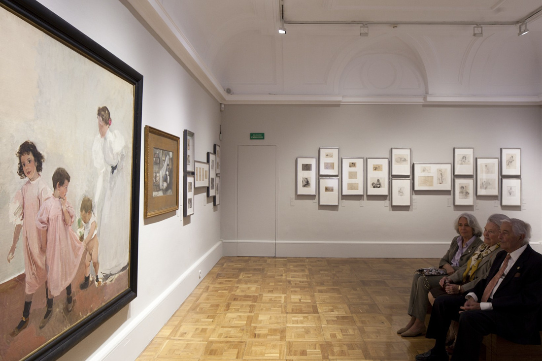 Art gallery in Sorolla Museum, Madrid, illuminated by ERCO Logotec LED spotlights.