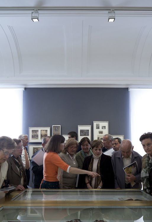 Visitors view exhibits at the Sorolla Museum, illuminated by ERCO Logotec LED spotlights.