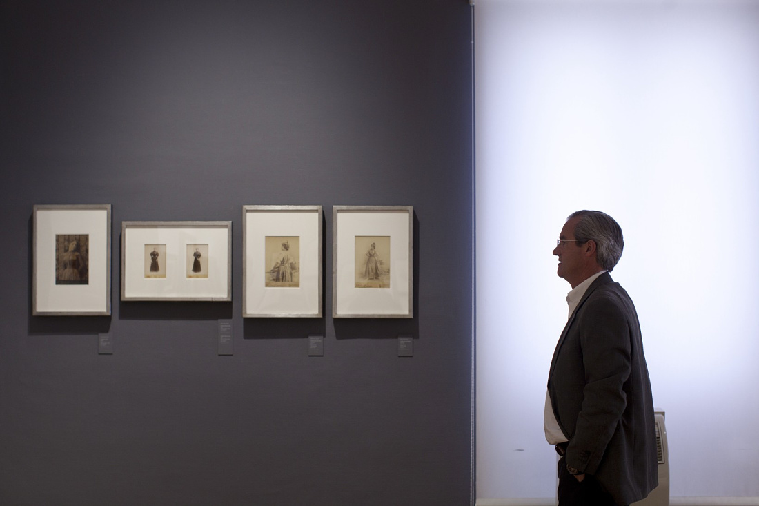 A visitor views paintings at the Sorolla Museum, illuminated by ERCO Logotec LED spotlights.