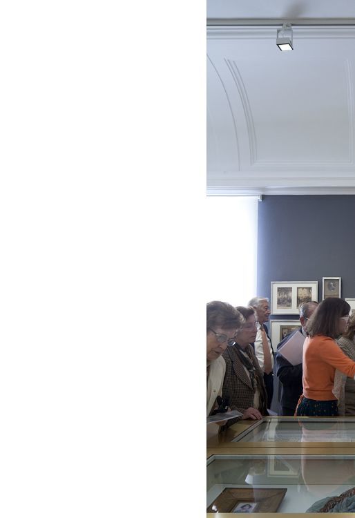 Visitors view exhibits at the Sorolla Museum, illuminated by ERCO Logotec LED spotlights.