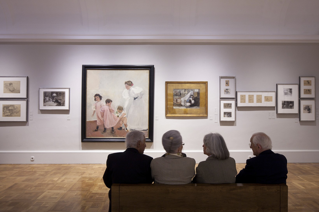 Visitors viewing Joaquin Sorolla paintings at the Sorolla Museum, lit by ERCO Logotec LED spotlights.