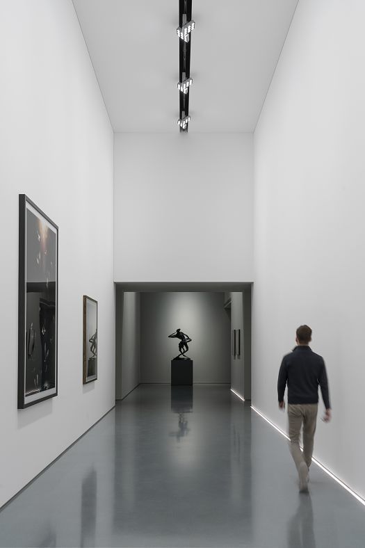 ERCO Stella spotlights illuminate art in Space Z, Beijing. Museum lighting with neutral white light.
