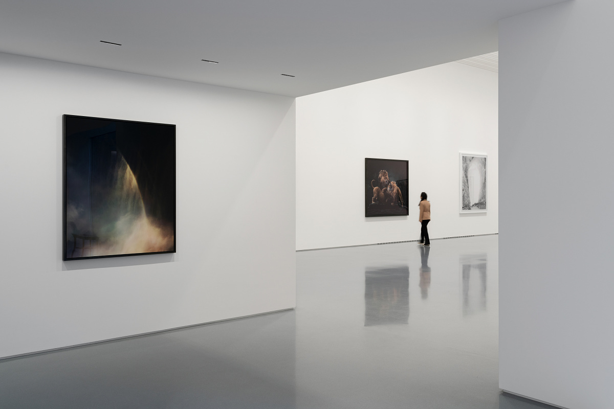 ERCO Stella spotlights illuminate art in Space Z, Beijing. Minimalist design, diverse exhibition lighting.