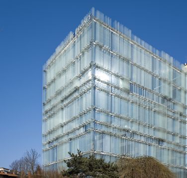 SPG Headquarters Geneva: Facade lighting with ERCO LEDs creates a second skin of glass lamellae.