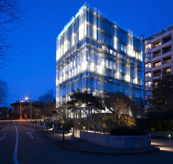 SPG Headquarters Geneva illuminated at night with ERCO LED facade lighting.