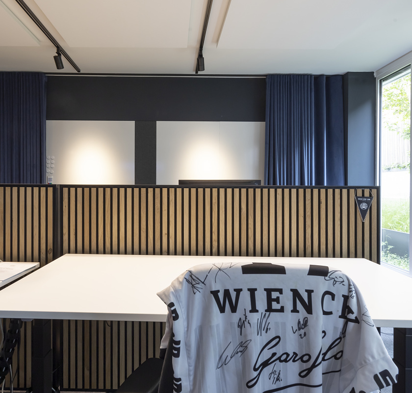Sportfive GmbH office featuring ERCO Jilly downlights and Parscan spotlights for flexible, glare-free workplace lighting.