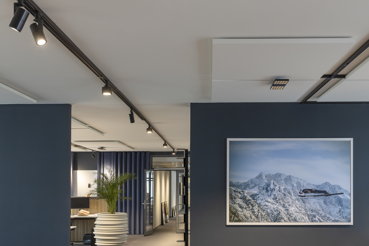 ERCO Jilly downlights and Parscan spotlights on track, providing flexible office lighting.