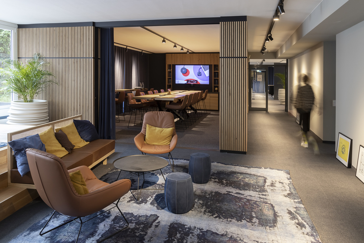 Sportfive GmbH office featuring ERCO Jilly downlights and Parscan spotlights for flexible, comfortable workplace lighting.