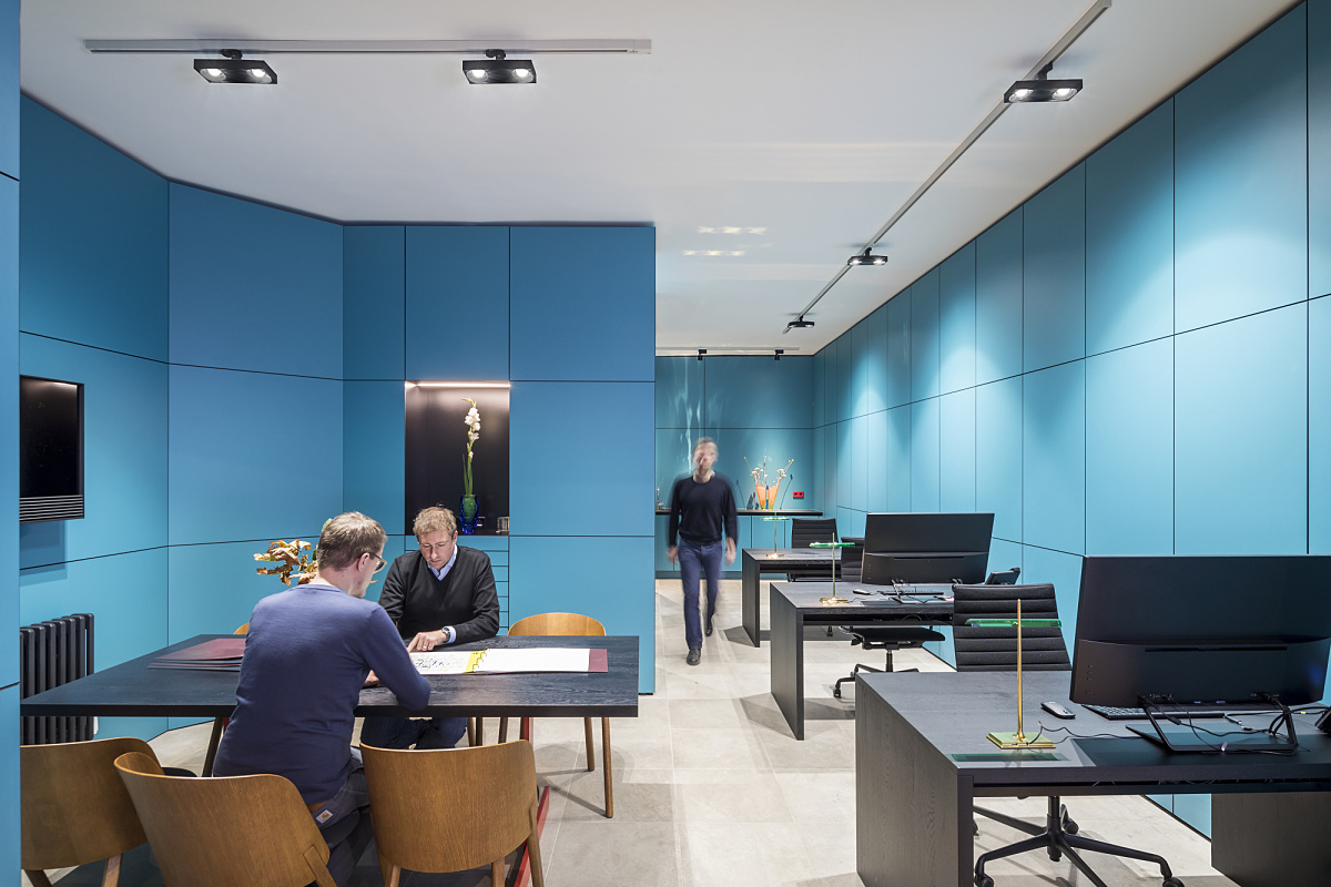 ERCO Pollux spotlights illuminate a Frankfurt design team in a colorful showroom.