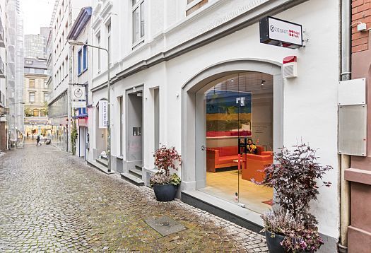 ZIEGERT Knight Frank shop in Frankfurt, featuring ERCO lighting for an inviting atmosphere.