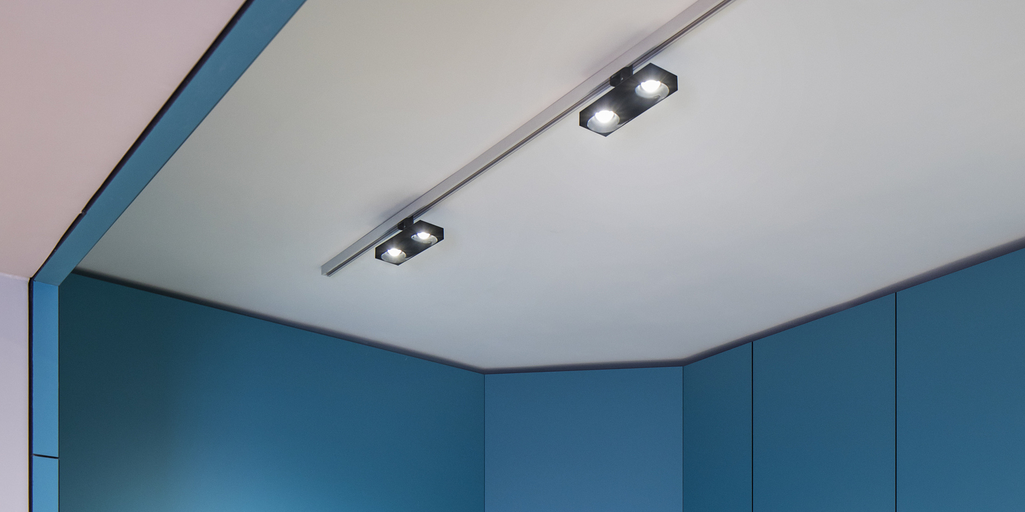 ERCO Pollux spotlights on a track in a modern Frankfurt shop.