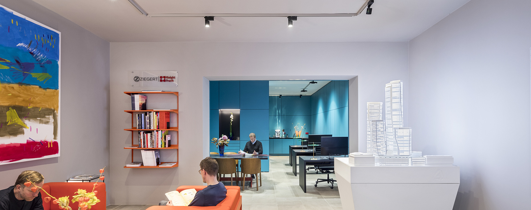 ZIEGERT Knight Frank office featuring ERCO lighting: Pollux spotlights and Skim downlights illuminate the modern Frankfurt showroom.