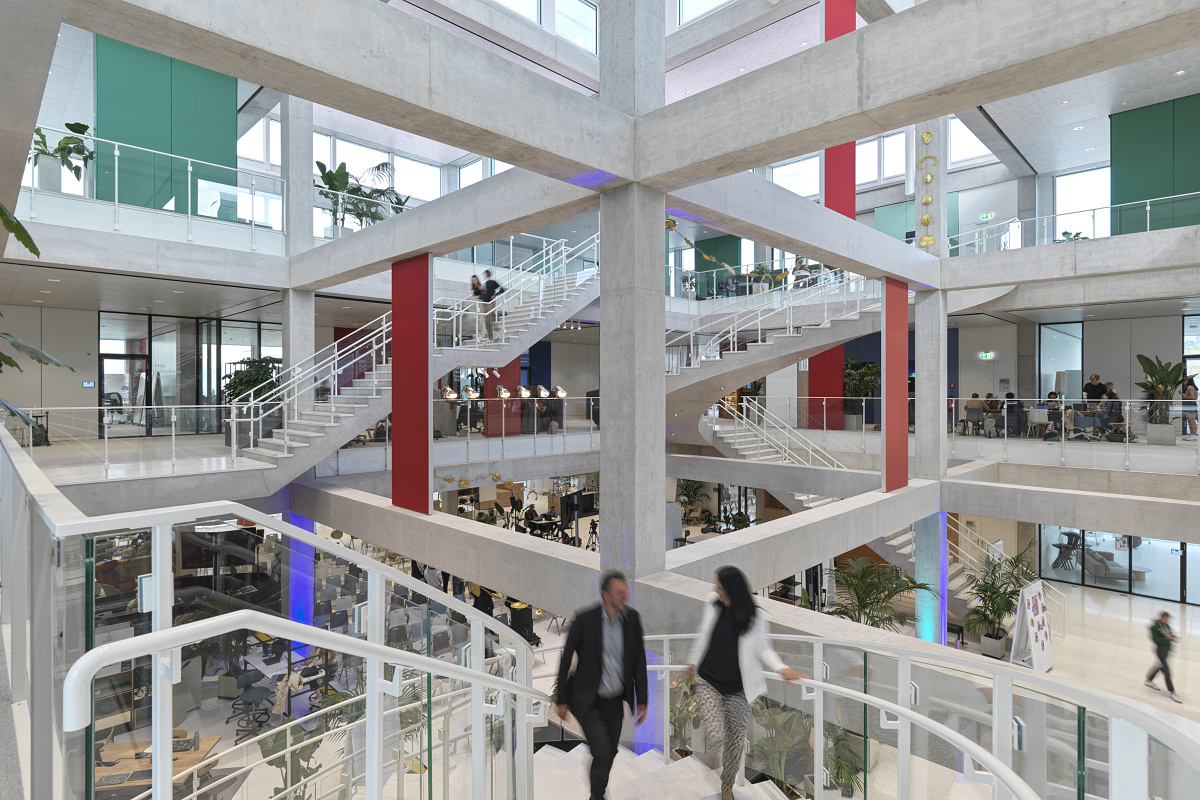 ERCO LED lighting in the University of St. Gallen's Learning Center, ensuring flexibility and visual comfort.