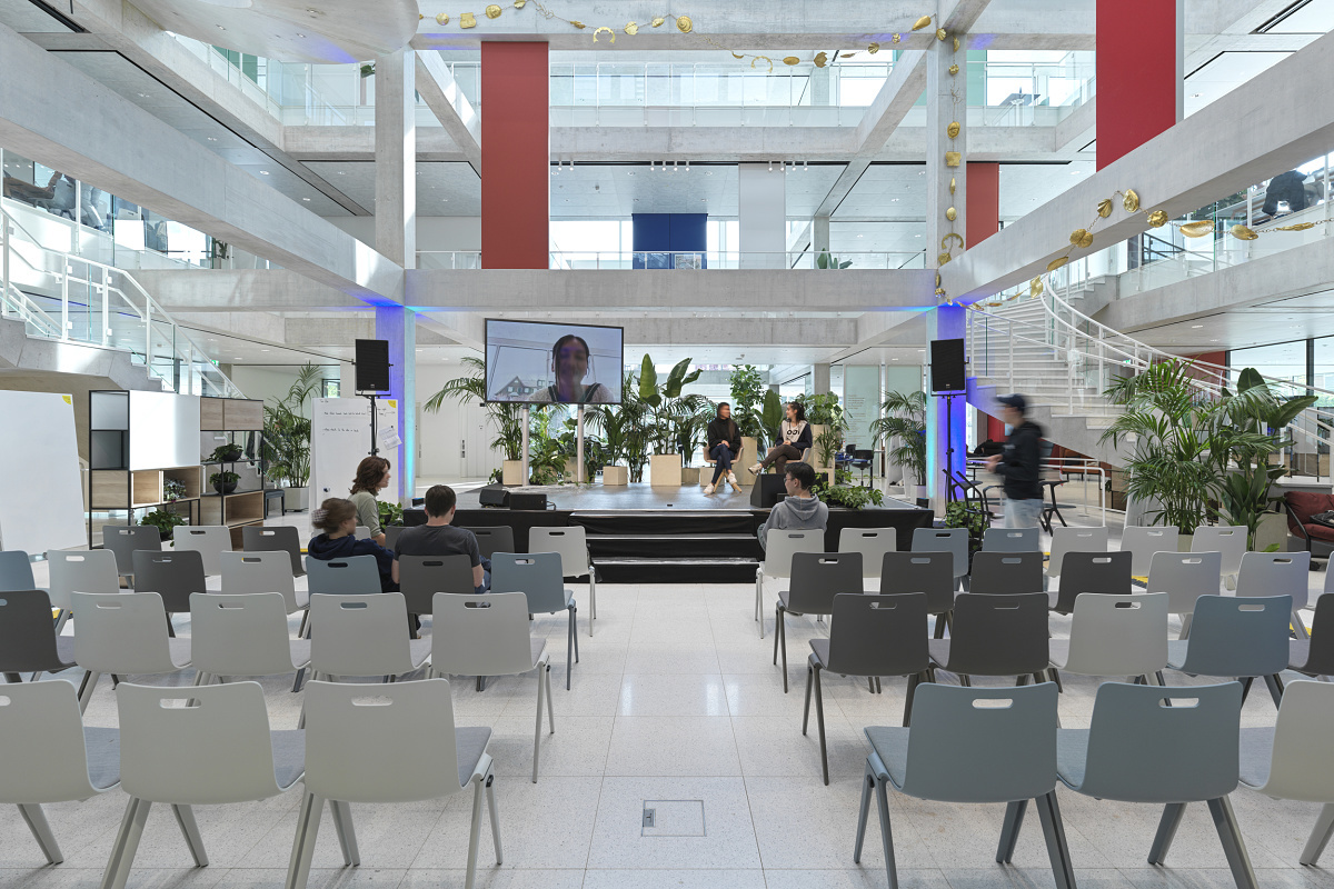 ERCO LED lighting in the University of St. Gallen's Learning Center, promoting flexibility.