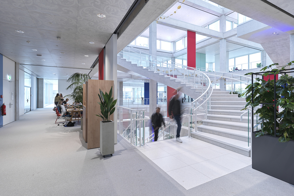 Bright learning space with ERCO lighting in the SQUARE Learning Center, University of St. Gallen.