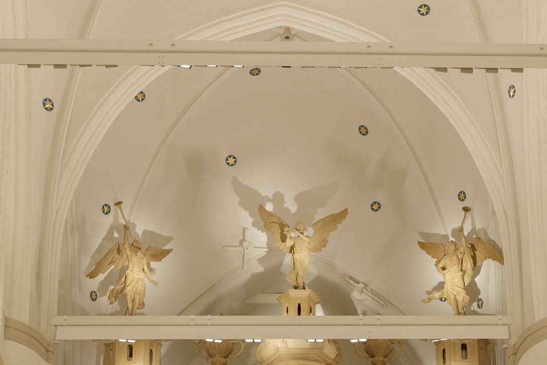 St. Catharines Church interior in Hamburg featuring angel sculptures, illuminated by ERCO LED spotlights.