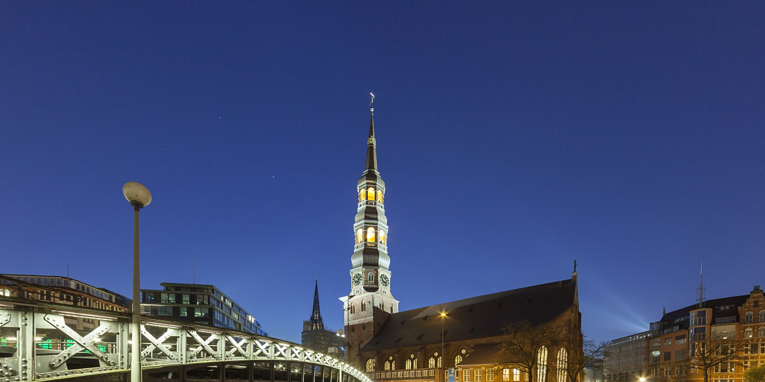 Illuminated St. Catherine's Church in Hamburg, featuring ERCO LED lighting.