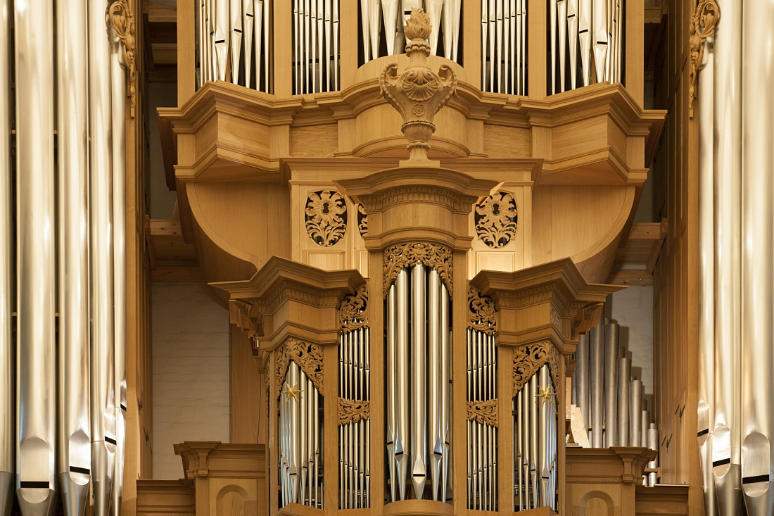 Detailed view of the organ in St. Catherines Church, Hamburg, lit by ERCO LED spotlights.