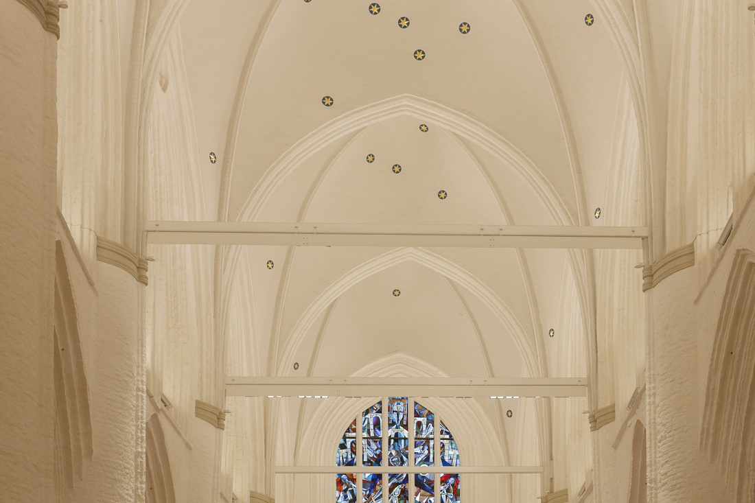 Interior of St. Catherines Church, Hamburg, featuring ERCO LED lighting for a bright ambiance.