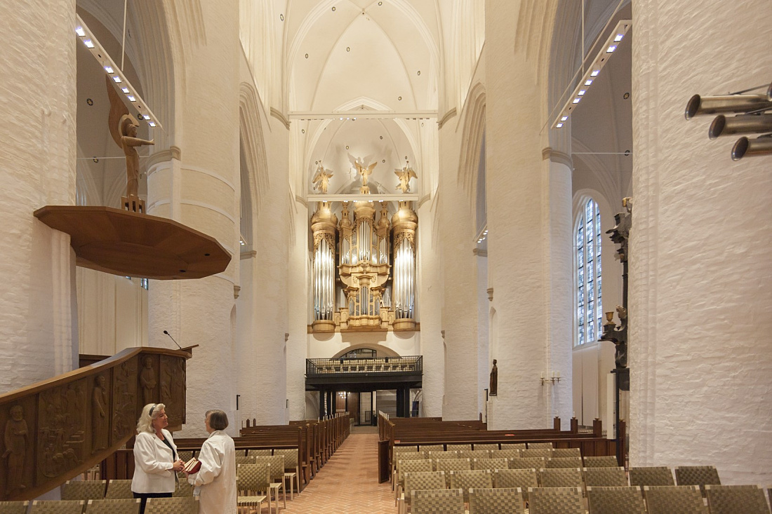 St. Catharines Church interior in Hamburg, featuring ERCO LED lighting for a bright and welcoming atmosphere.