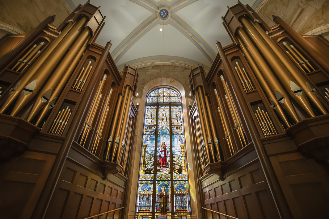 Interior of St. Joseph Church featuring organ and stained glass, illuminated by ERCO LED spotlights.
