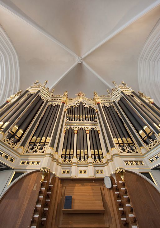 The church organ in St Mary and Bartholomew Church, Harsefeld, illuminated by ERCO LED spotlights.