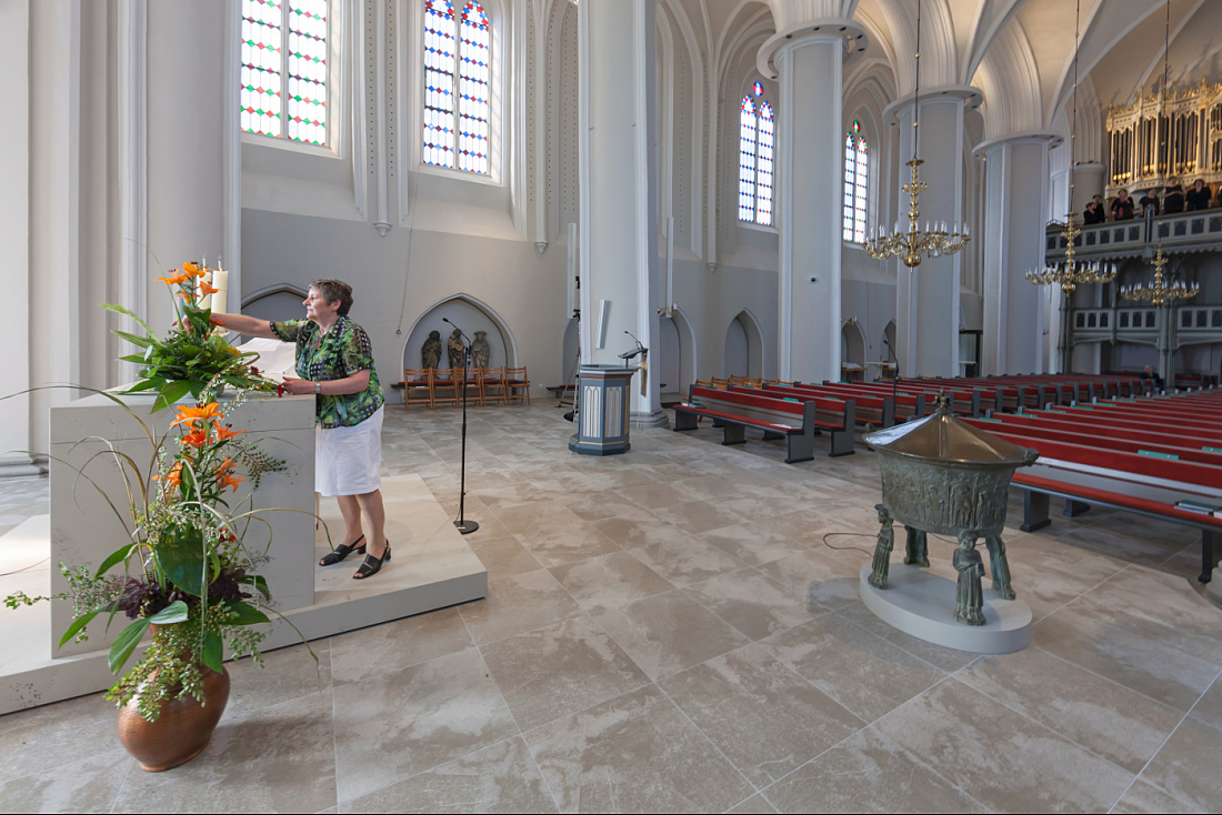 St Mary and Bartholomew Church, Harsefeld, featuring ERCO LED lighting and floral arrangements.